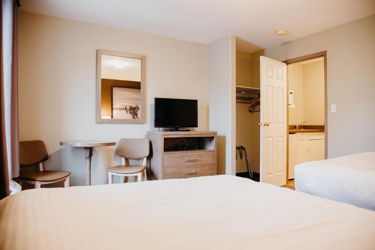 Motel Super 8 By Wyndham Revelstoke Bc Extérieur photo