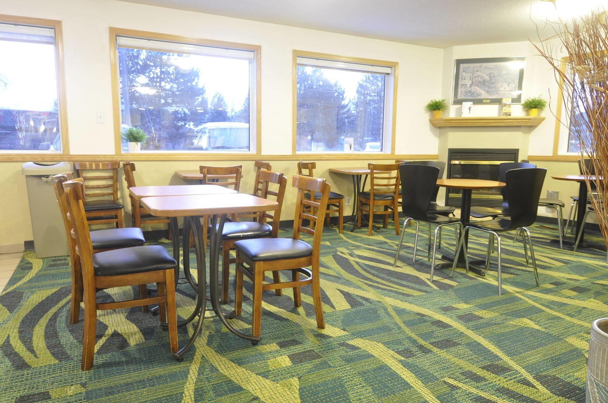 Motel Super 8 By Wyndham Revelstoke Bc Extérieur photo