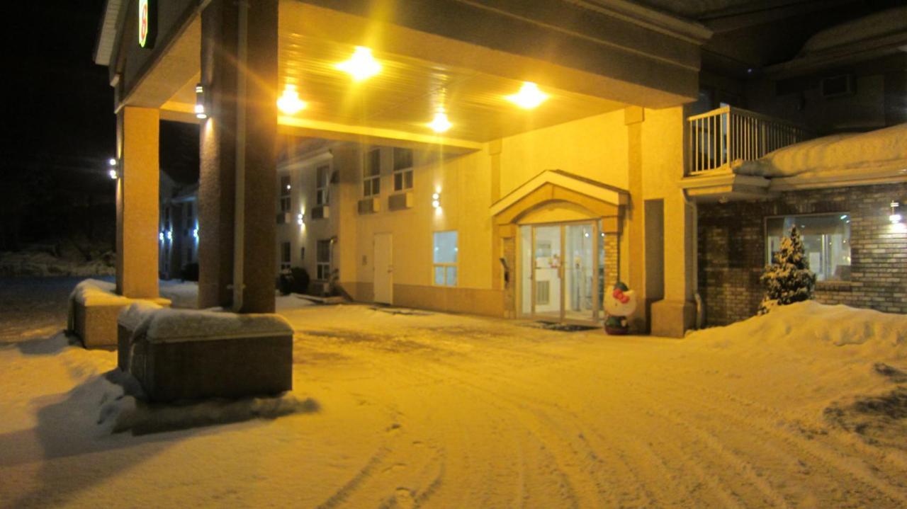 Motel Super 8 By Wyndham Revelstoke Bc Extérieur photo