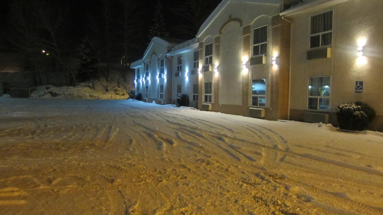 Motel Super 8 By Wyndham Revelstoke Bc Extérieur photo
